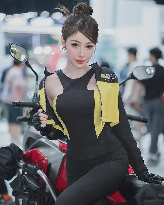 【美女】高颜值模特，S级身材，有料又敢穿，性感又火辣（组图） - 5
