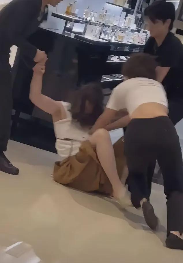 顾客遭香奈儿柜姐群殴后续，现场惨烈，知情人发声，原因不简单（视频/组图） - 18