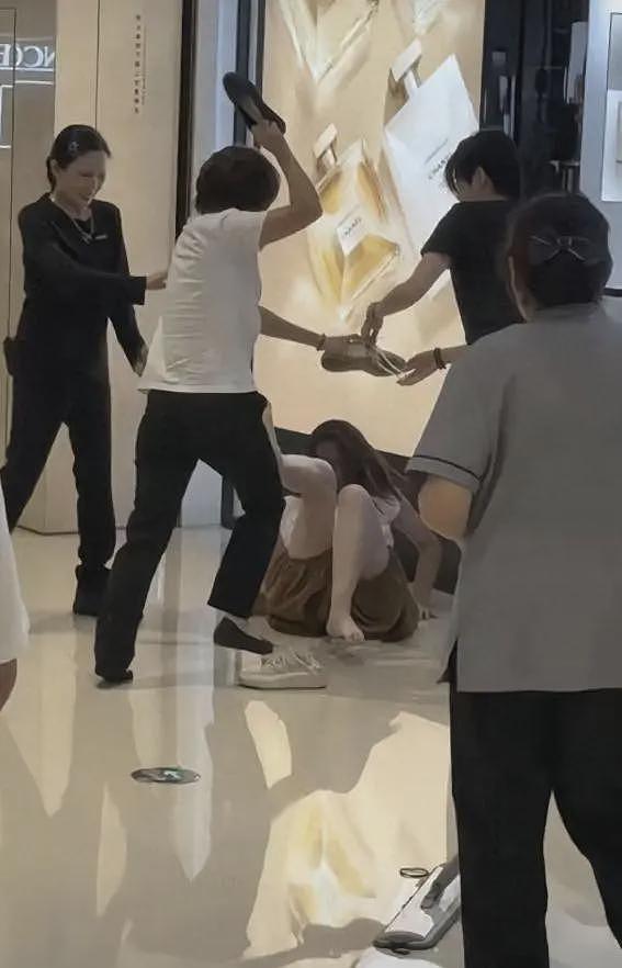 顾客遭香奈儿柜姐群殴后续，现场惨烈，知情人发声，原因不简单（视频/组图） - 1