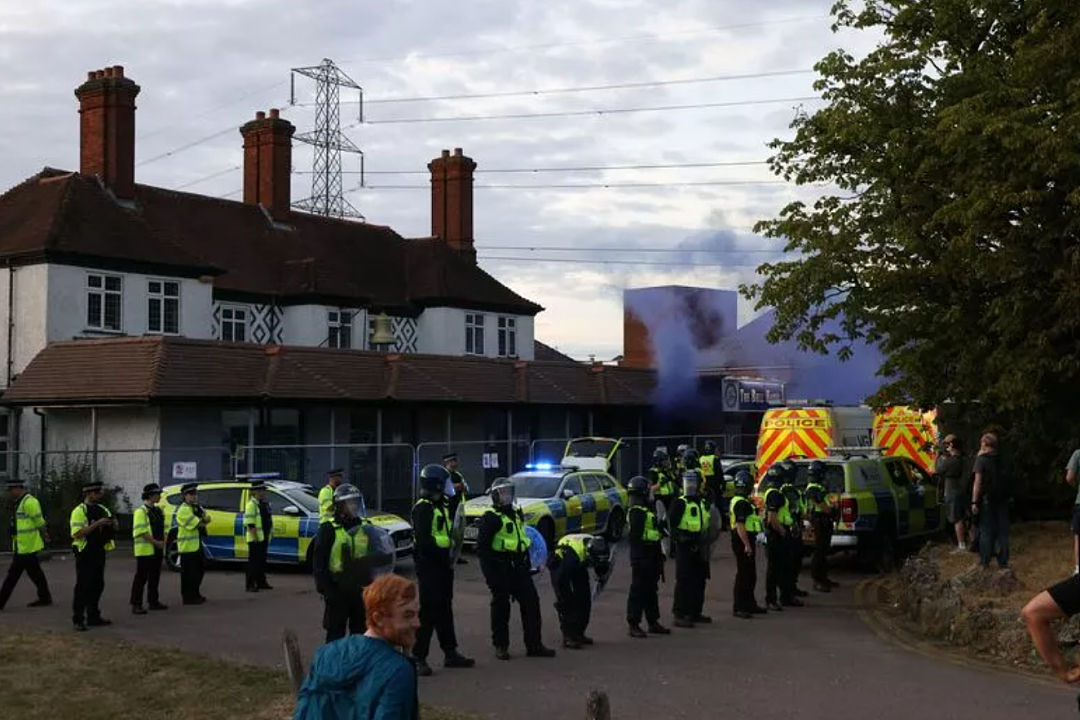 英国暴乱卷土重来?三名女子被害引爆抗议,多名警察遭袭击受伤...(组图) - 3