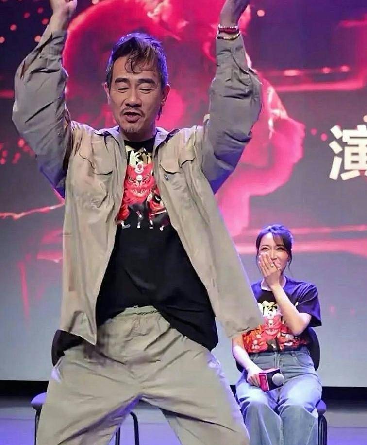 27年后再合体，68岁张国强冻龄过57岁陈小春，片场互动引回忆杀（组图） - 5