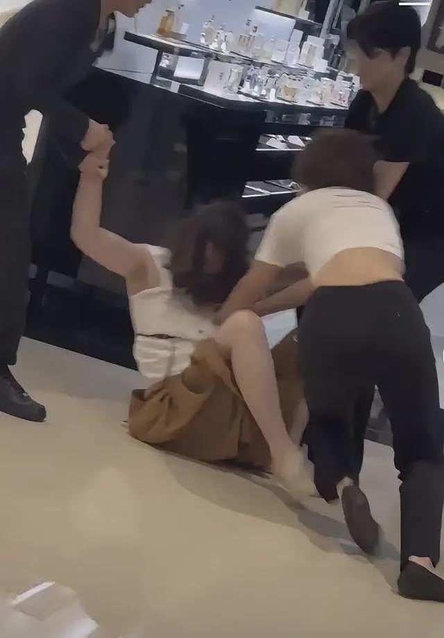 网传合肥香奈儿柜姐群殴顾客，只因拍了下商品，顾客女儿在一旁无助落泪（组图） - 11