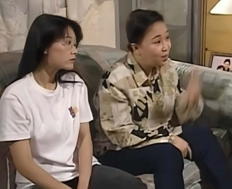 香港知名女星自曝拍戏遭揩油，被前辈摸手搂腰！网友猜测男主（组图） - 5