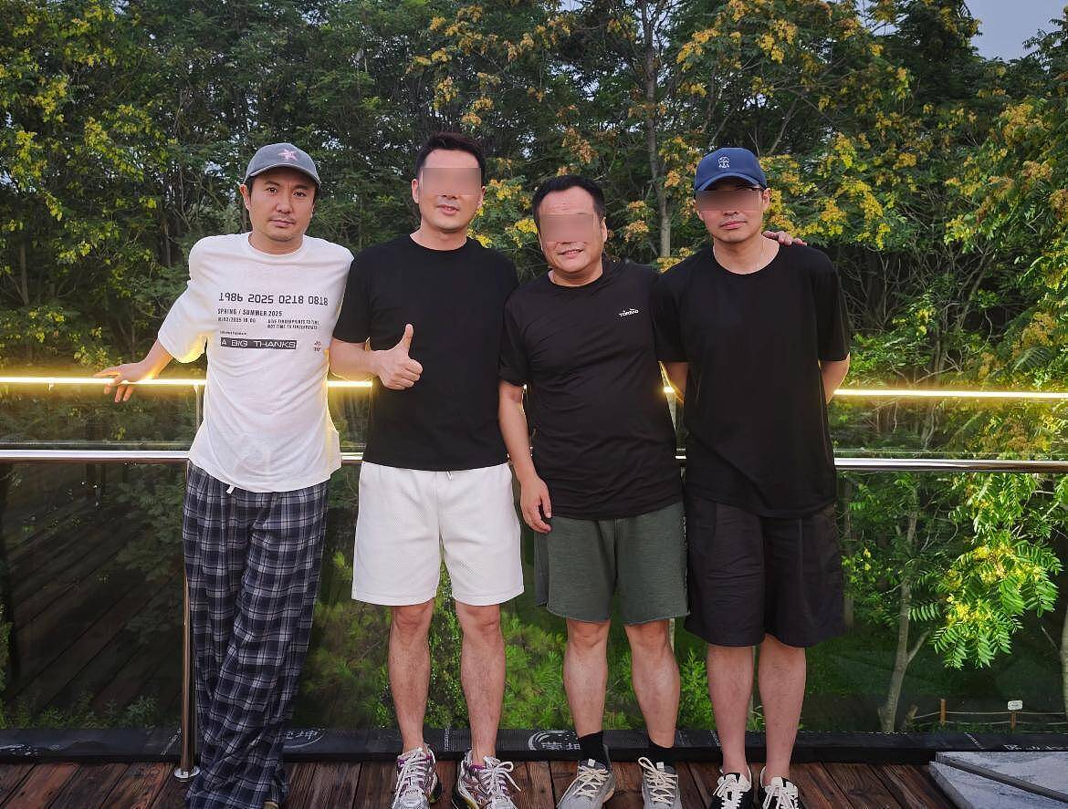 沈腾林允绯闻再添新料！两人前后现身偏僻公园，疑似孩子也去了（组图） - 1