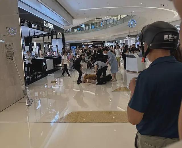 网传合肥香奈儿柜姐群殴顾客，只因拍了下商品，顾客女儿在一旁无助落泪（组图） - 4