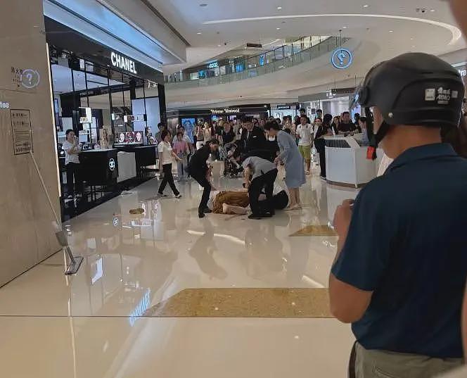 顾客遭香奈儿柜姐群殴后续，现场惨烈，知情人发声，原因不简单（视频/组图） - 4