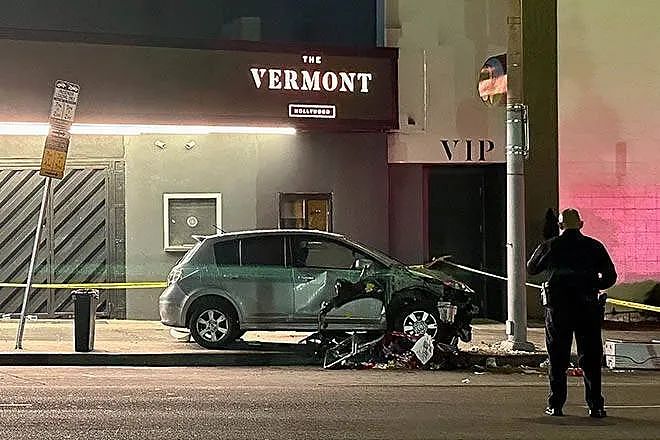 至少30人受伤!洛杉矶凌晨发生汽车冲撞人群事件,肇事司机被拖出来暴打后遭枪击(组图) - 1