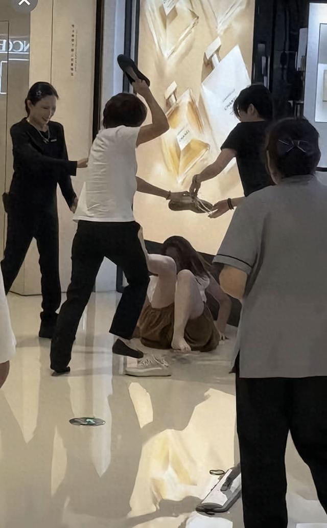 网传合肥香奈儿柜姐群殴顾客，只因拍了下商品，顾客女儿在一旁无助落泪（组图） - 1