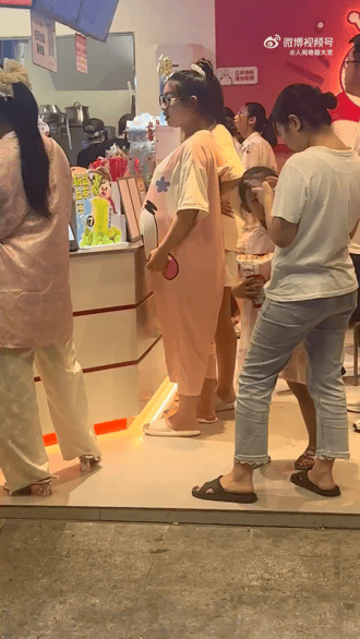 【爆笑】还有人敢搞穿黑丝免费吃饭的活动？看到这一幕后：在性感和花钱中选择了变态...（组图） - 9