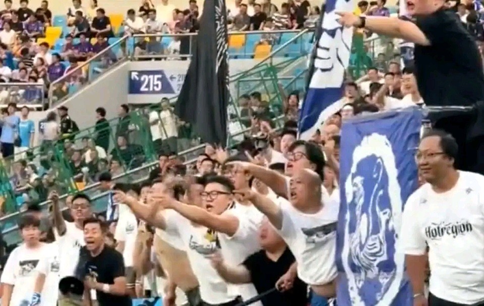 “傻X韦世豪”响彻场馆！球迷侮辱谩骂韦世豪及其家属，中足联深夜发声（视频/组图） - 3