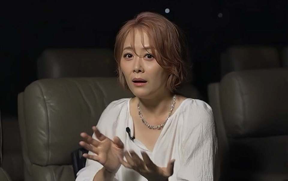 香港知名女星自曝拍戏遭揩油，被前辈摸手搂腰！网友猜测男主（组图） - 2