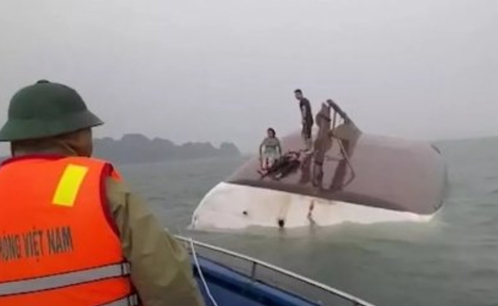 至少38人死亡！载53人观光船暴雨中侧翻，少年被困4小时奇迹获救（视频/组图） - 5