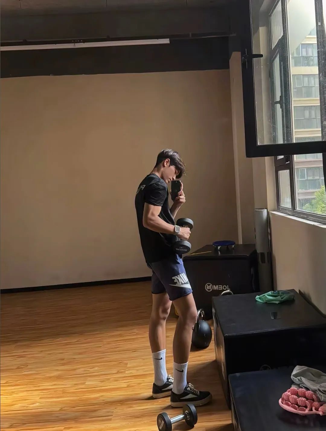 【帅哥】185黑皮体育生塌房,被曝小辣椒!网友辣评:还放不下用白袜吸流量吗?(组图) - 1