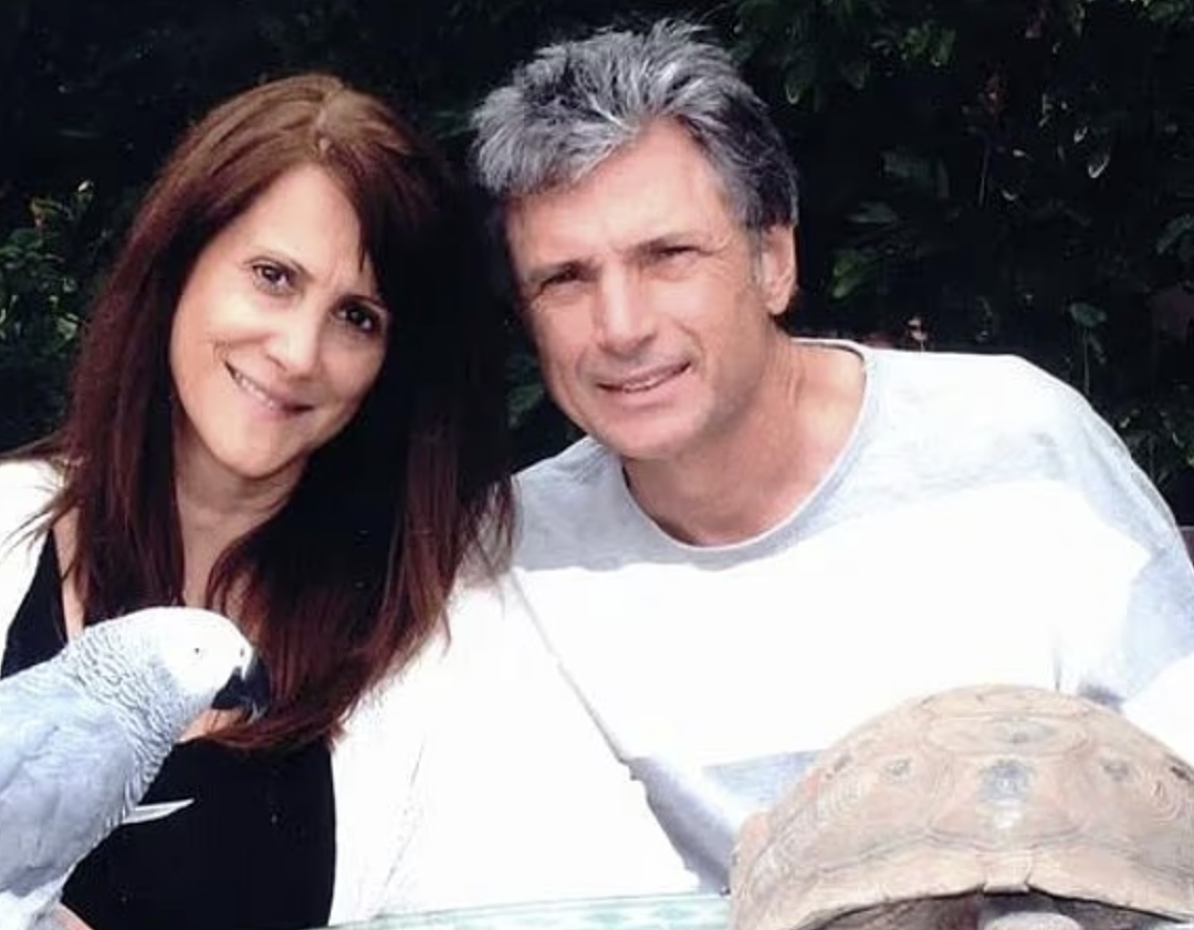 惨案!顶流娱乐节目总监夫妇,被连开数枪爆头!陈尸500万豪宅,数天无人发现(组图) - 1