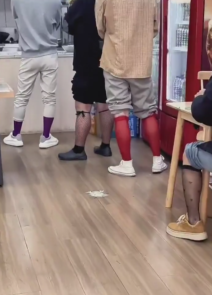 【爆笑】还有人敢搞穿黑丝免费吃饭的活动？看到这一幕后：在性感和花钱中选择了变态...（组图） - 4
