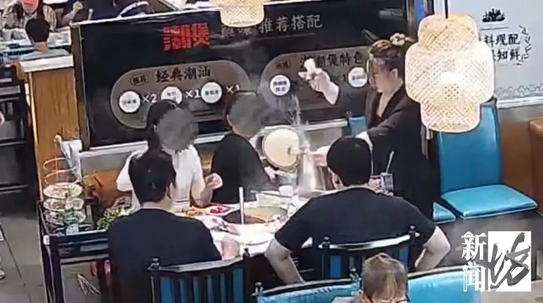 上海知名商场火锅店整壶滚烫高汤翻倒，祖孙二人严重烫伤崩溃（组图） - 11