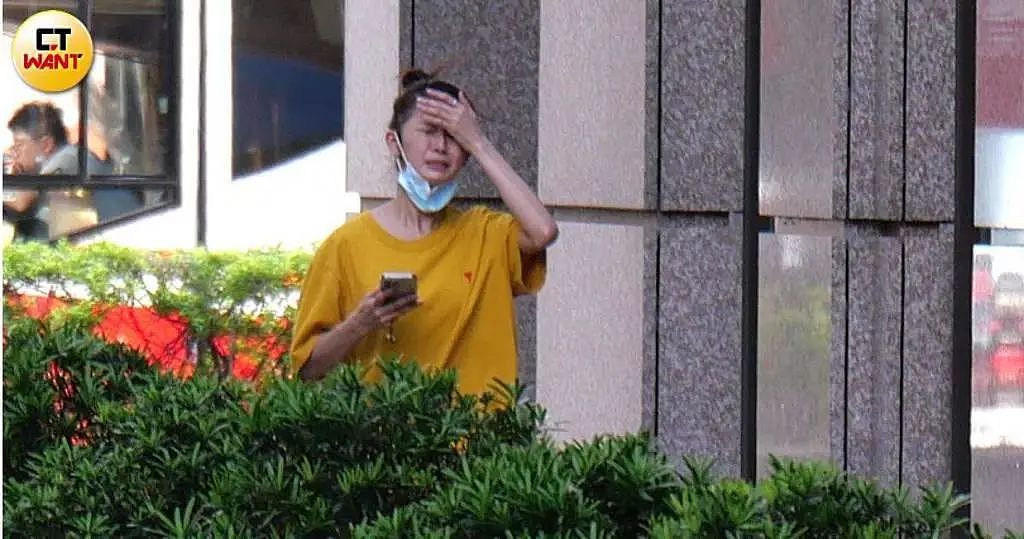 因10克拉钻戒闹掰?玩兄弟前任挞已婚少妇酒店约炮,逼婚决裂才2月又有新欢,旧爱崩溃街头爆哭?(组图) - 47