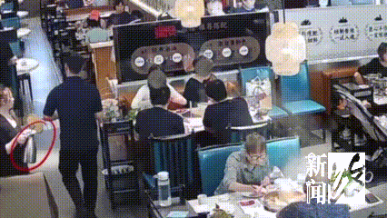上海知名商场火锅店整壶滚烫高汤翻倒，祖孙二人严重烫伤崩溃（组图） - 1