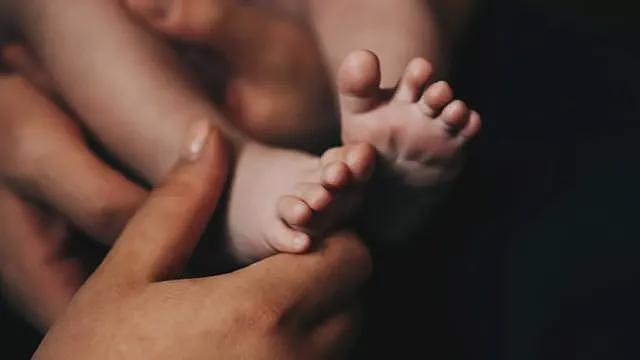 “子宫内即被预订”婴儿以500英镑的价格出售:印尼警方破获婴儿贩卖集团(组图) - 1