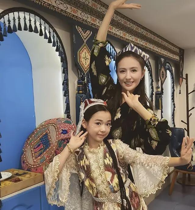 佟丽娅带董璇游新疆，两姐妹开心同框颜值爆表，董璇再婚后更美了（组图） - 13