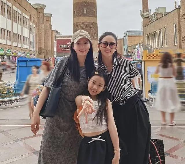 佟丽娅带董璇游新疆，两姐妹开心同框颜值爆表，董璇再婚后更美了（组图） - 5