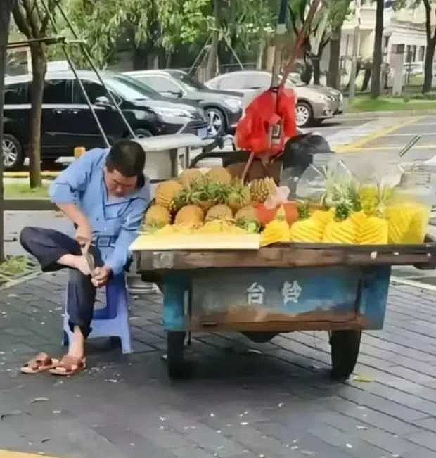 山东小吃摊惊见摊主拿菜刀“刮腿毛、削指甲”，目击者崩溃：客人来了又去切菜（视频/组图） - 2