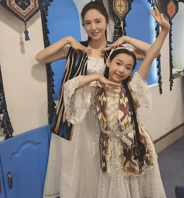 佟丽娅带董璇游新疆，两姐妹开心同框颜值爆表，董璇再婚后更美了（组图） - 15