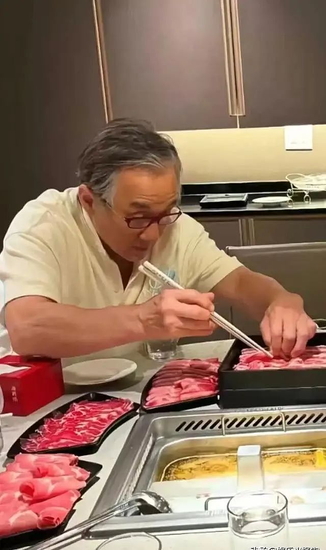 71岁成龙断崖式衰老认不出来！网友感叹年轻时透支太多（组图） - 2