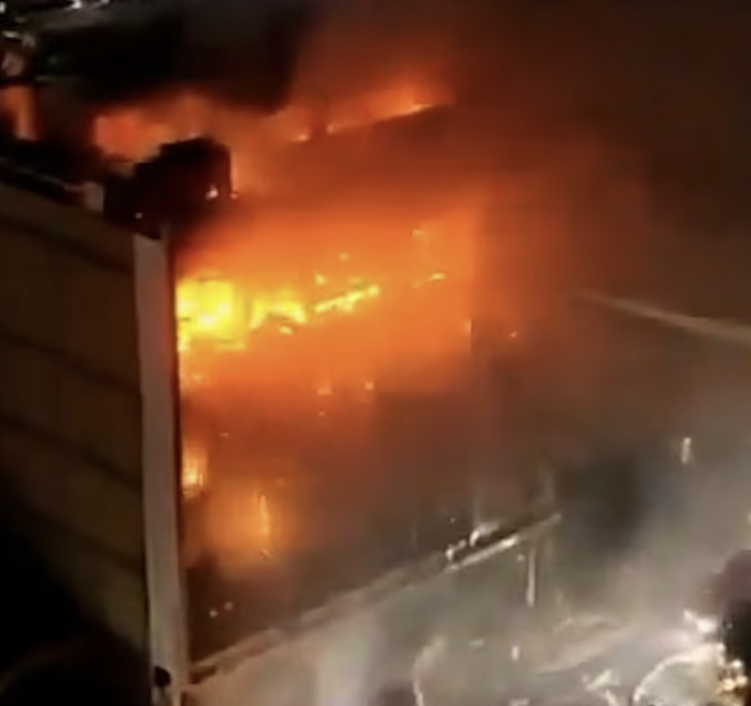 61死！商场爆炸秒沦焚尸炉，1家6口逛街惨死，民众楼顶求救，遍地焦尸（组图） - 5