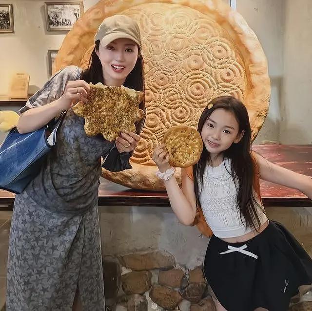 佟丽娅带董璇游新疆，两姐妹开心同框颜值爆表，董璇再婚后更美了（组图） - 4
