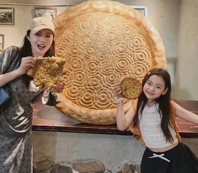 佟丽娅带董璇游新疆，两姐妹开心同框颜值爆表，董璇再婚后更美了（组图） - 3