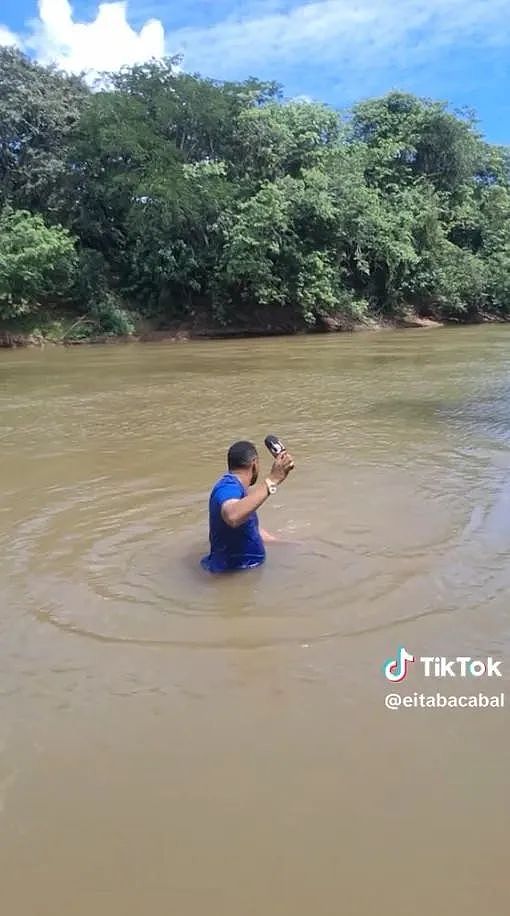 少女溺水失踪,记者跳下河测水深,疑踩到遗体吓坏!真的是她…(组图) - 7