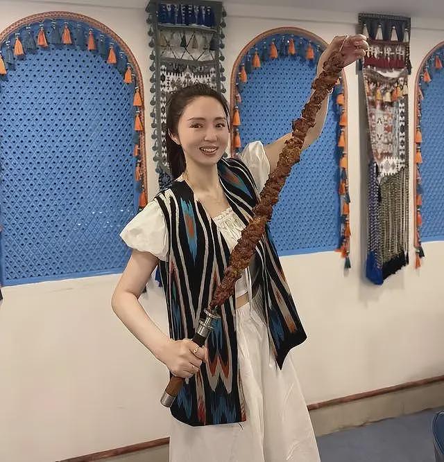 佟丽娅带董璇游新疆，两姐妹开心同框颜值爆表，董璇再婚后更美了（组图） - 11