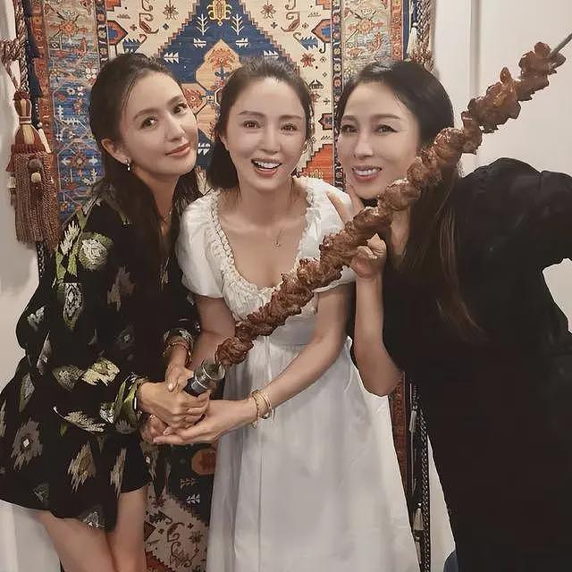 佟丽娅带董璇游新疆，两姐妹开心同框颜值爆表，董璇再婚后更美了（组图） - 17