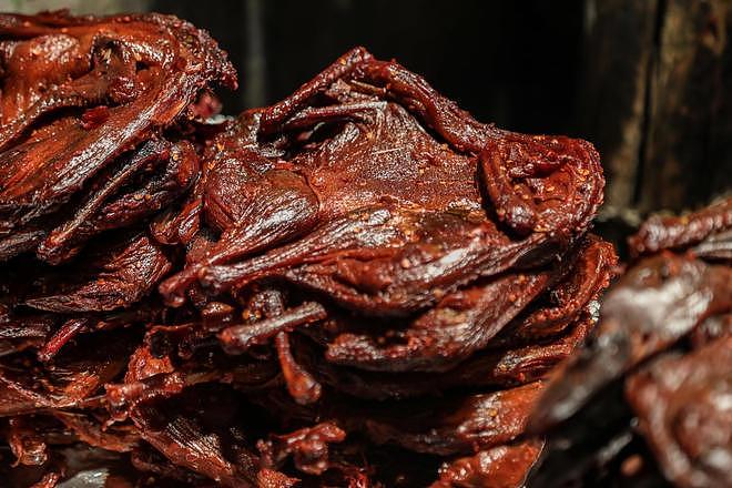 5人从越缅走私3万多只冻鸭制作酱板鸭,员工:鸭子很脏(组图) - 1