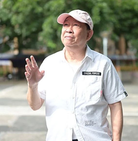 75岁知名港星公开征婚，37岁儿子在家啃老，花几十万读书毕不了业（组图） - 1