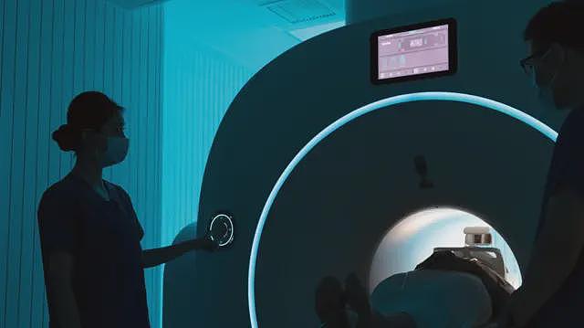 美国男子戴超大型金属颈链被吸入MRI机器死亡(图) - 1