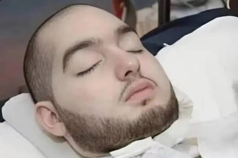 沙特“沉睡王子”：车祸卧床昏迷20年，手脚都被家人抚摸有反应了！却终没能等来奇迹…（组图） - 1