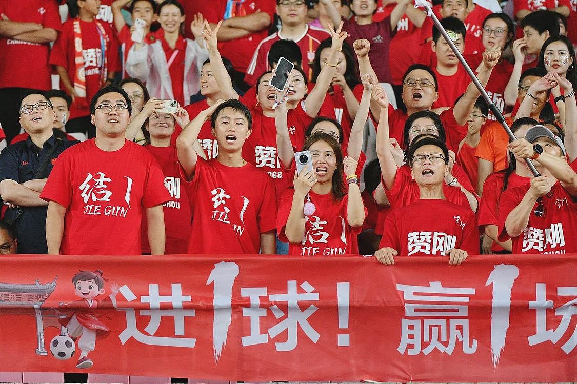 苏超之火背后：一场“散装江苏”的集体喜剧（组图） - 1