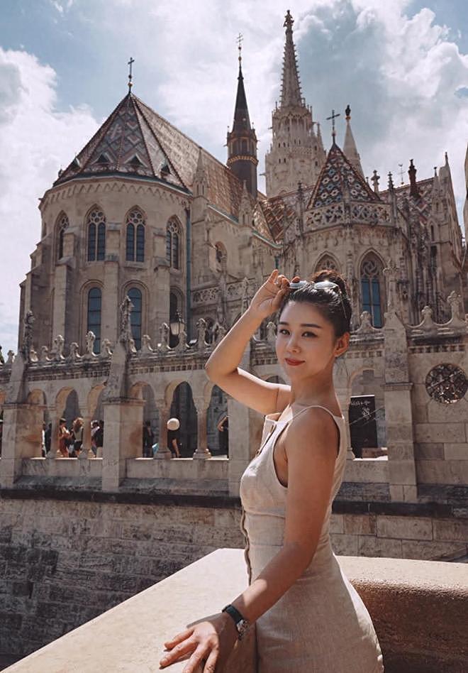 王雷夫妇带儿子匈牙利过暑假，李小萌少女脸，但大粗腿像有130斤（组图） - 1