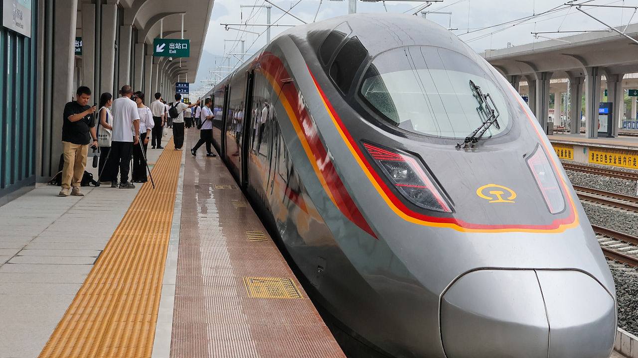 交通运输部：中国建成全球最大高铁网、高速公路网和邮政快递网（组图） - 1