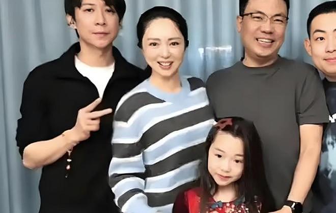 董璇再婚后自曝离婚原因：形容上段婚姻是火坑，伤害一辈子忘不了（组图） - 1