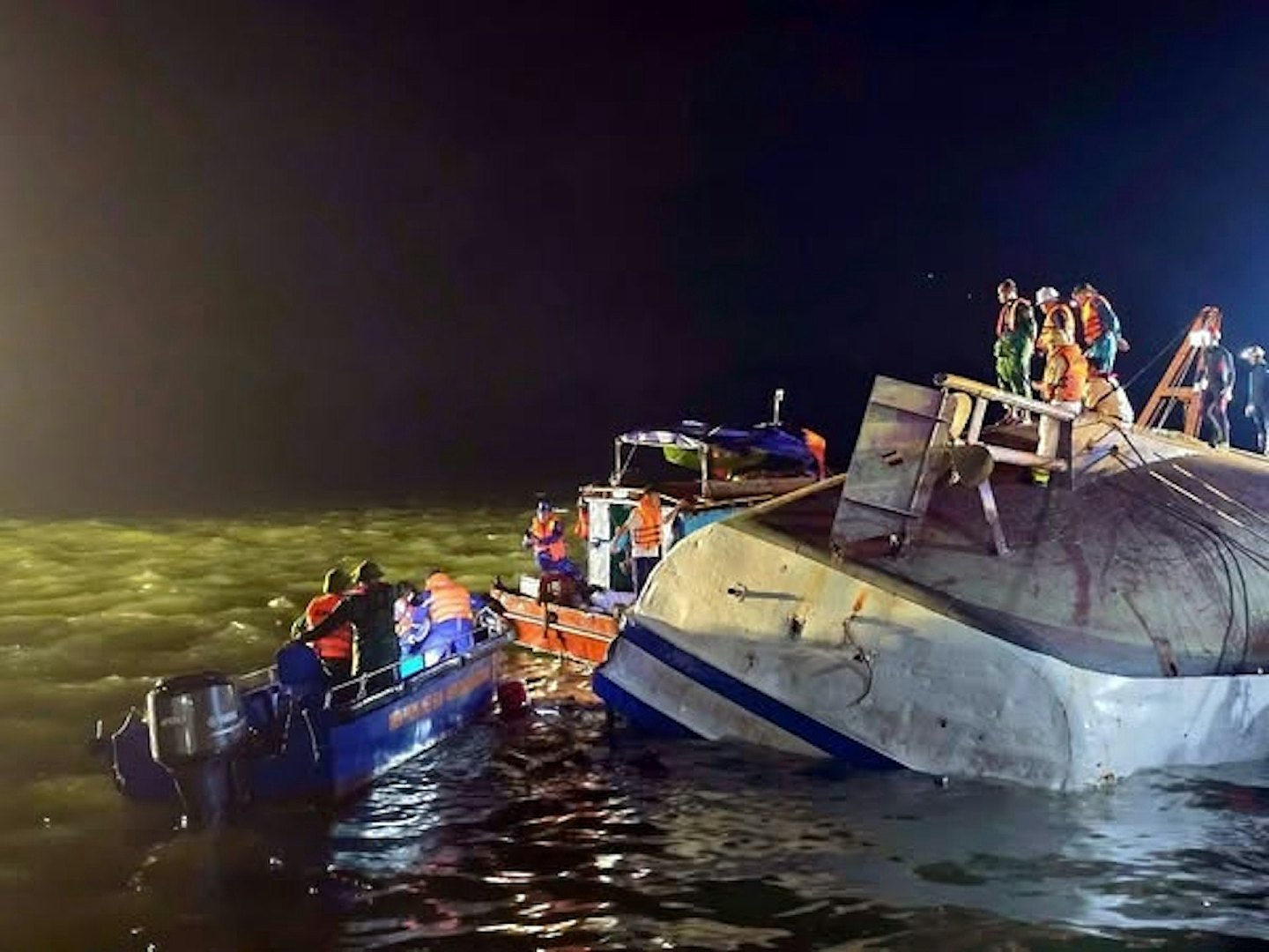 越南下龙湾观光船暴雨中翻沉,最少38死!幸存女泣:救不出更多人(视频/组图) - 2