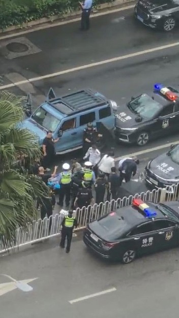 昆明市中心汽车冲撞人群致2死9伤!警车围堵被撞烂,多名特警持枪与车主对峙(视频/组图) - 8