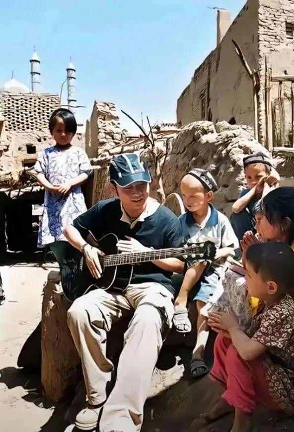 20岁离异带娃，39岁被逼隐退，却在53岁封神，他到底干了些什么？（组图） - 8