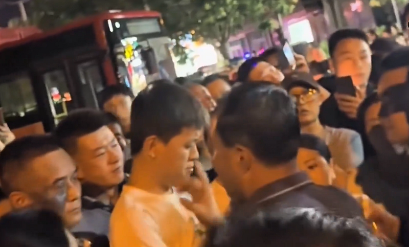 甘肃铅中毒事件官方窜改检测结果，家长抗议遭维稳（视频/图） - 1