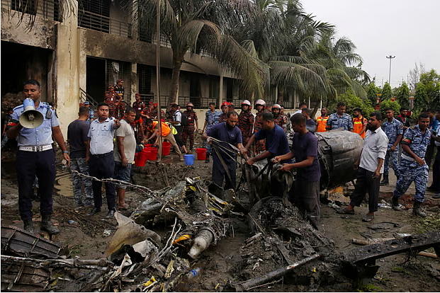 200人死伤！1架中国制空军训练机坠入学校爆炸起火！大量小学生浑身焦黑衣不蔽体，现场惨不忍睹（视频/组图） - 6
