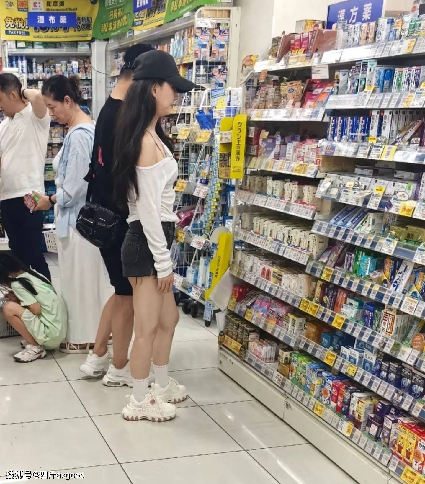 汪峰与森林北日本买药被拍,女方膝盖满是瘀青...(组图) - 1