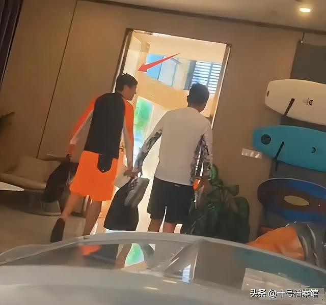 真相了!沈腾和林允先后在一个公园现身,这下两人的关系不言而喻(组图) - 9