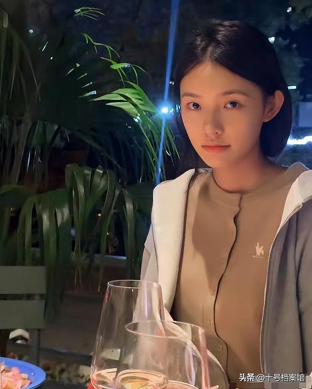 真相了!沈腾和林允先后在一个公园现身,这下两人的关系不言而喻(组图) - 12